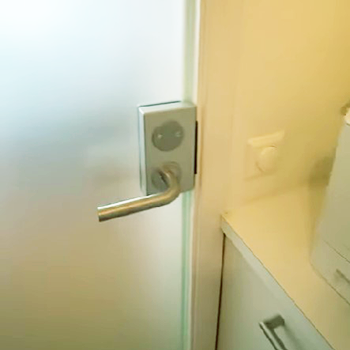 Frostad glasdörr i kontor