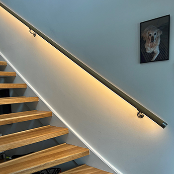 Ek ledstång i trappa med LED belysning
