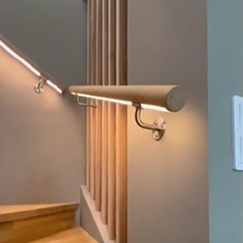 LED belyst träledstång i trappa