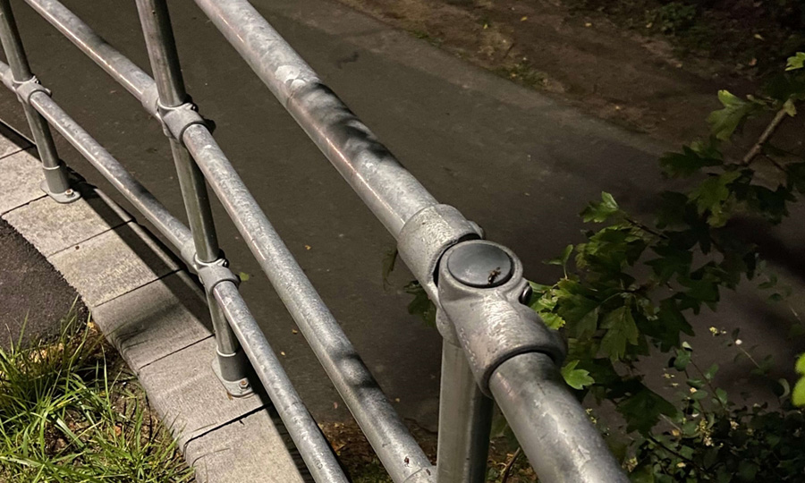 Galvaniserat räcke med ledade kopplingar för valfri vinkel