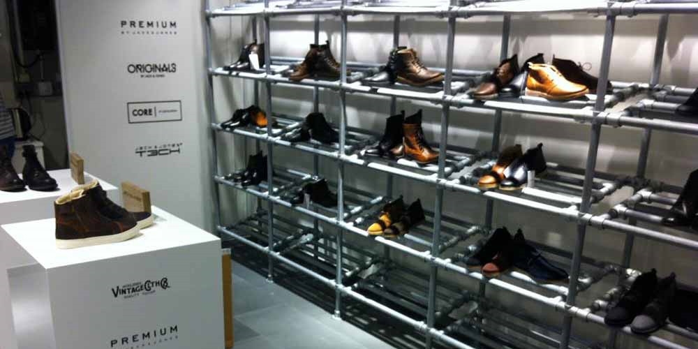 Hyllsystem i galvaniserat stål för butiker och mässor