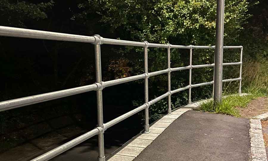 Räcke i galvaniserat stål för offentliga miljöer