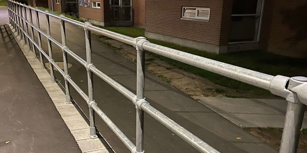 Räcken i galvaniserat stål i offentliga utsatta miljöer