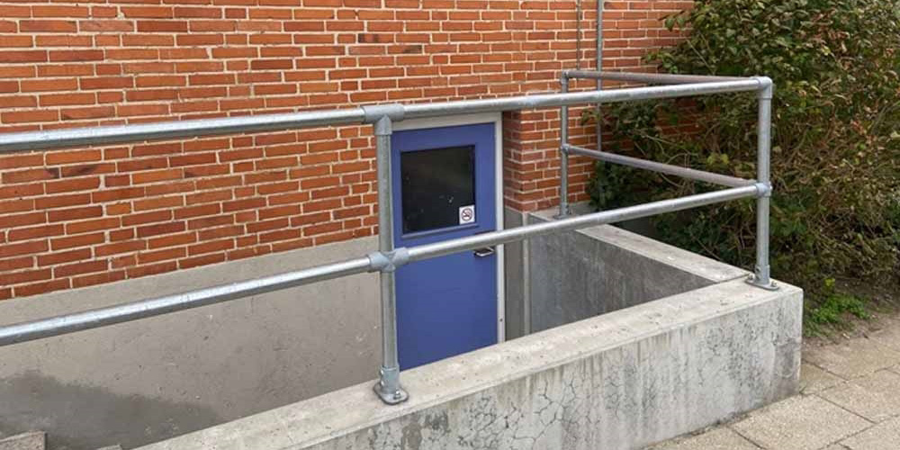 Räcken till källartrappa i galvaniserat stål