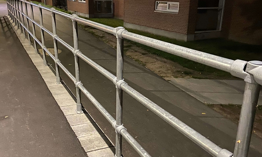 Skyddsräcke i galvat stål för utsatta miljöer