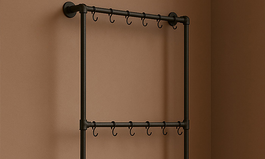 Väggmonterad klädställning i svart stål