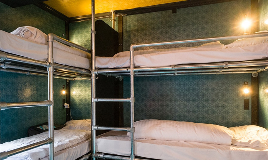 Våningssäng byggt med beslag och rör i galvaniserat stål