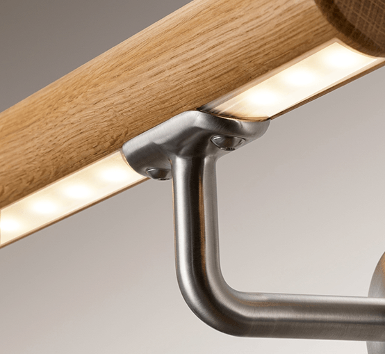 LED-belyst ledstång i ek från Inoxa