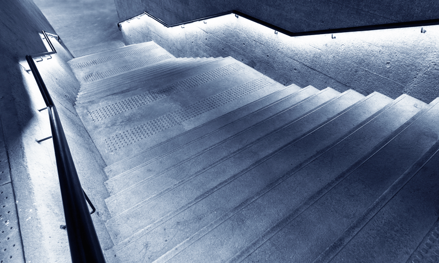 Offentlig trappa med LED-belysta ledstänger vägg från Inoxa