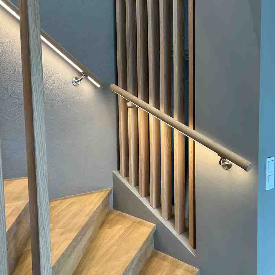 Inoxa ledstång för trappa i oljad ek och belsyning